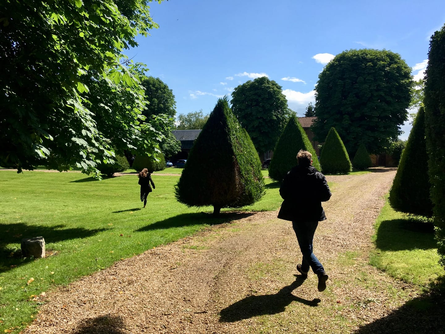 Deux collaborateurs de chez PW Consultants courent dans les jardins du château de Garembourg pendant le team building organisé par l'Equipe Ludique