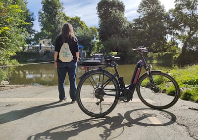 Petite pause dans le parcours vélo des Secrets de Ramsar, près de l'eau et avec un grand Soleil