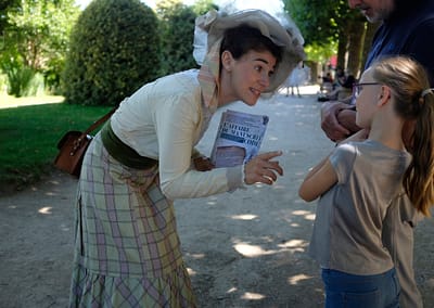 Comédienne costumée en plein animation du jeu de l'été dans le jardin des plantes